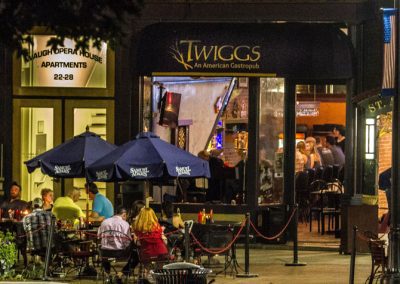 People dining outside of Twiggs Restaurant in St Albans